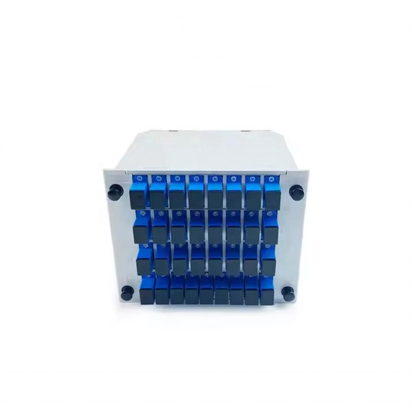 Latvian fiber optic cable laying worker - E-Motional Optics & Connectivity