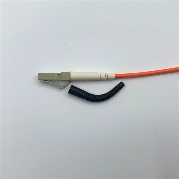 Fiber distribution box wire splicing - E-Motional Optics & Connectivity